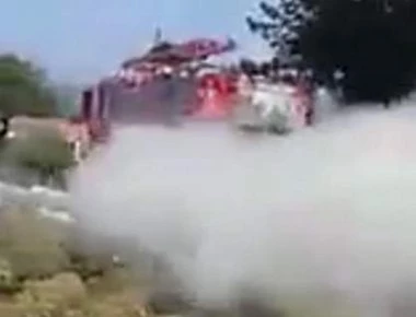 Πρωτοφανές: Φορτηγό με φλεγόμενα δεμάτι σανό πέρασε μέσα από χωριό προκαλώντας τρόμο (βίντεο)